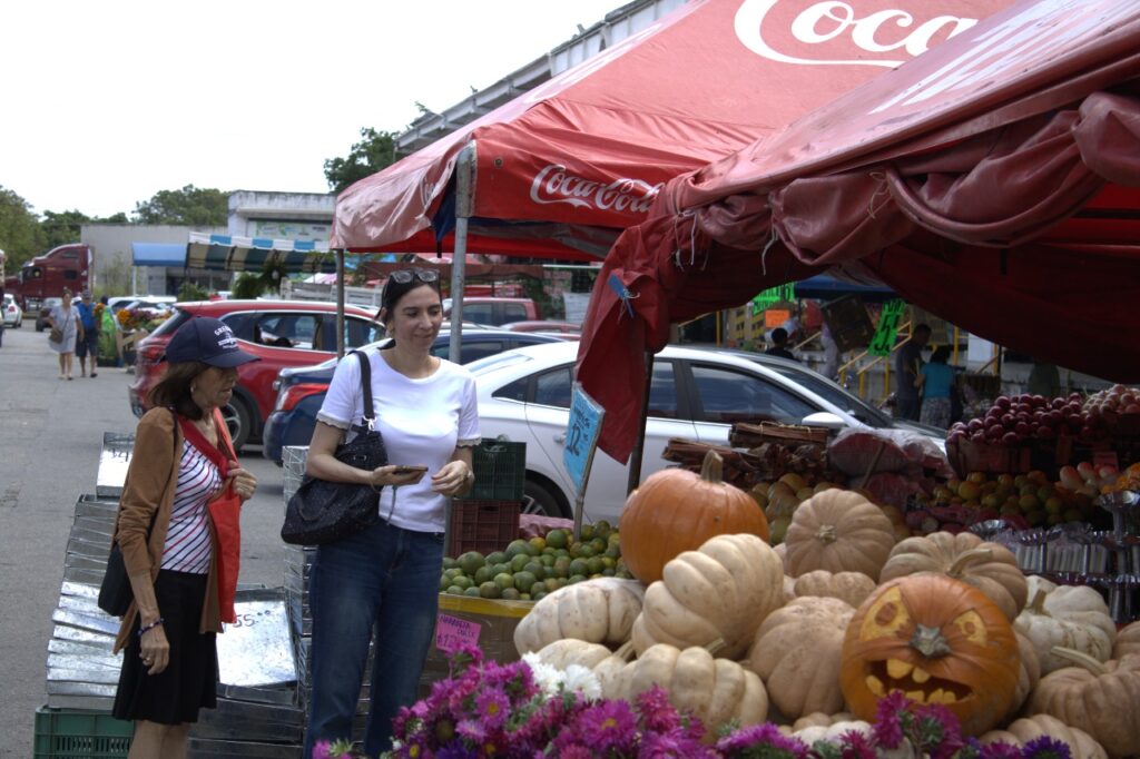 Central de Abasto se llena de tradición y colores Central de Abasto se llena de tradición y colores