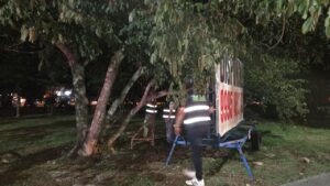 Retiran estructuras publicitarias sin permiso en Polígono 108