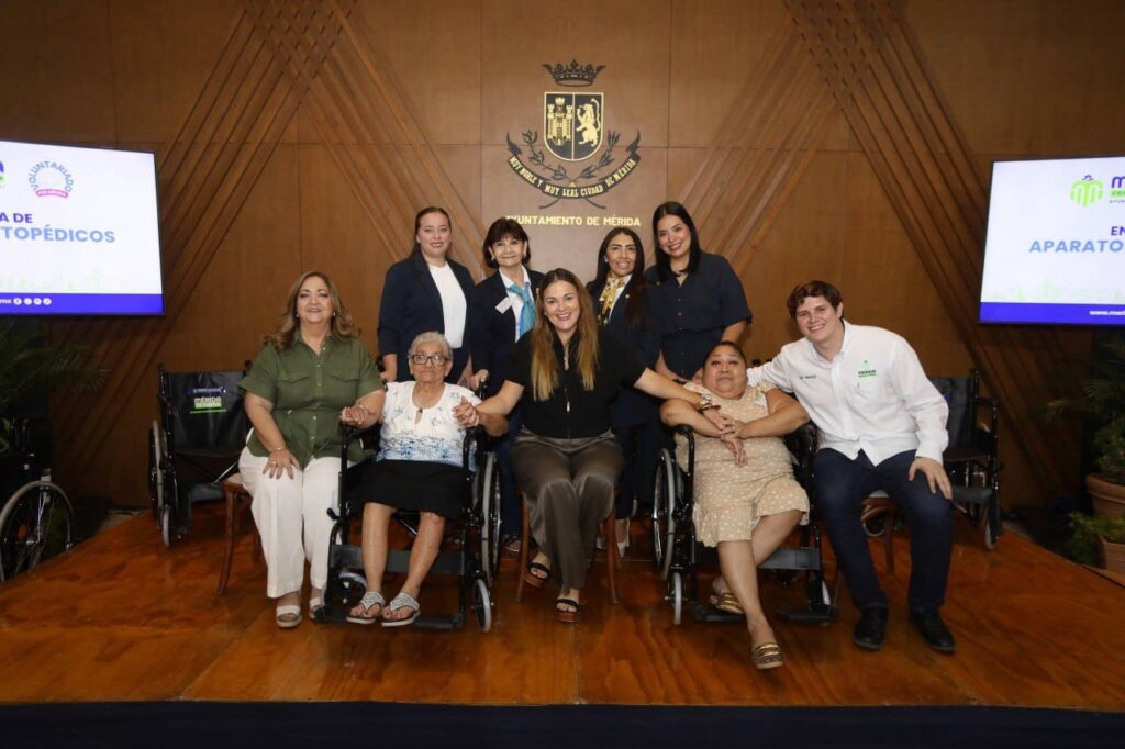 Cecilia Patrón lidera entrega de sillas de ruedas en Mérida