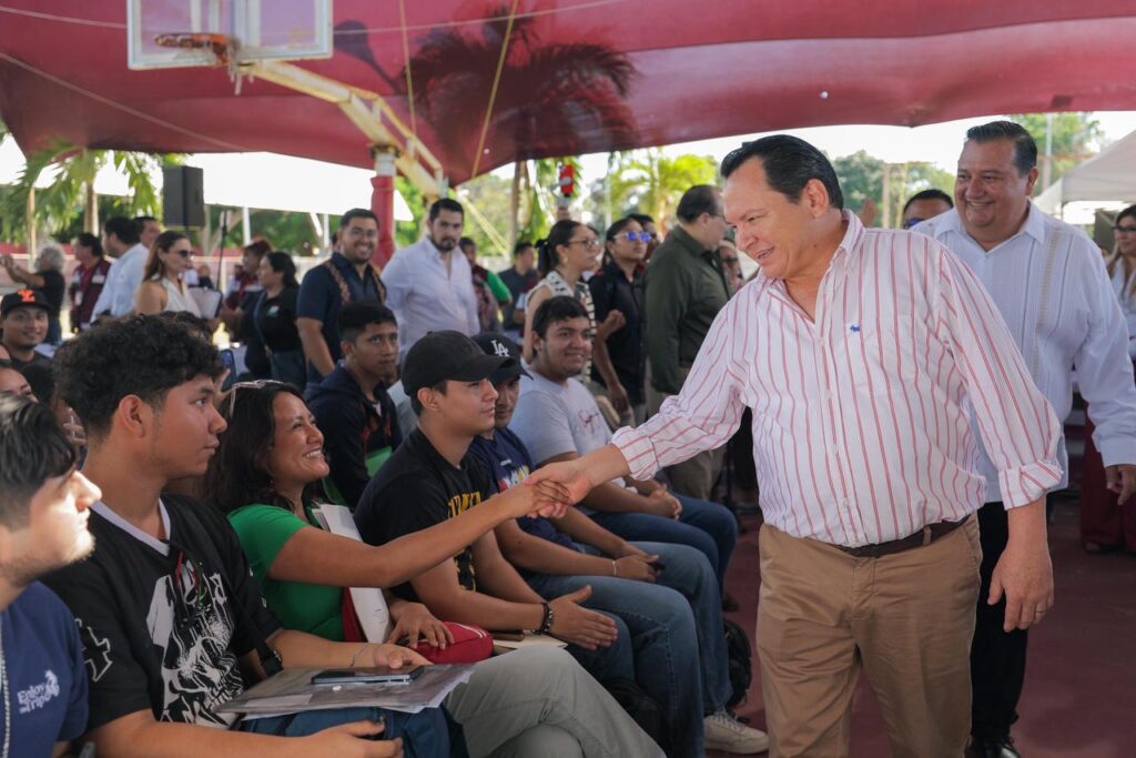 Díaz Mena apoya a jóvenes con becas bimestrales