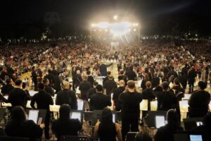 Multitud vive tributo sinfónico a Los Beatles en Mérida