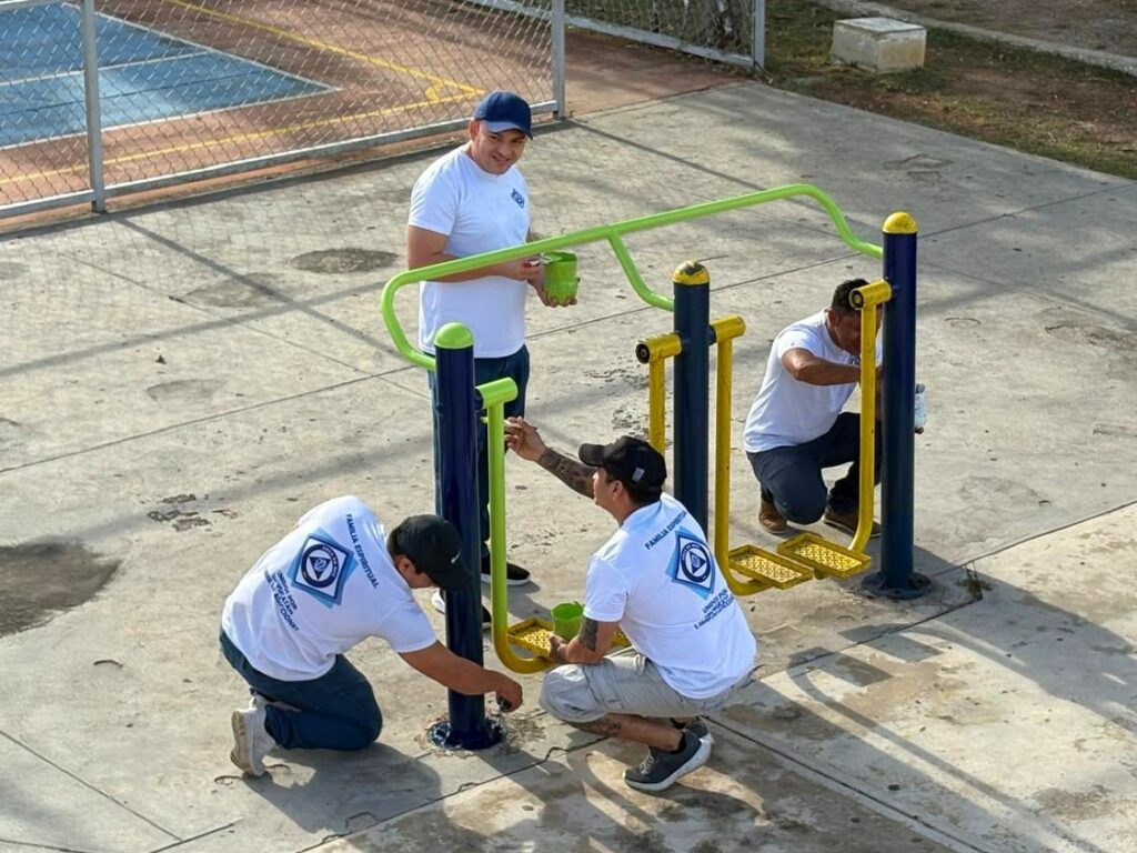 Manos unidas transforman parques de Mérida