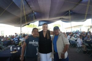 Cecilia Patrón celebra posadas con el equipo municipal
