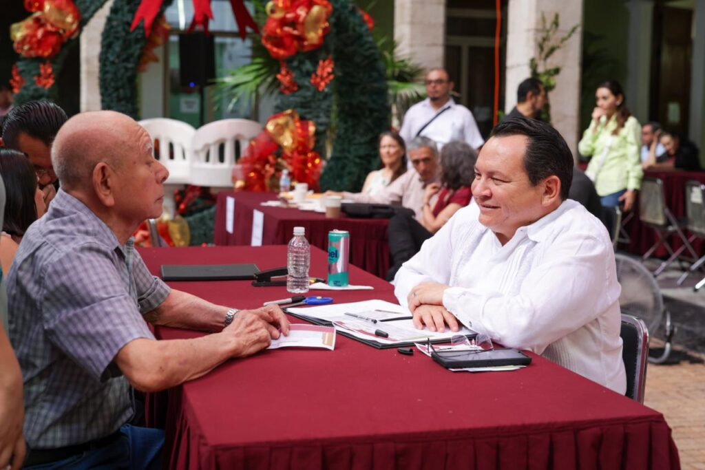 Díaz Mena atiende solicitudes en Audiencias con el Pueblo