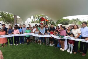 Cecilia Patrón entrega áreas infantiles renovadas