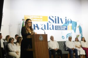 Medalla Silvio Zavala reconoce a Mario Humberto Ruz
