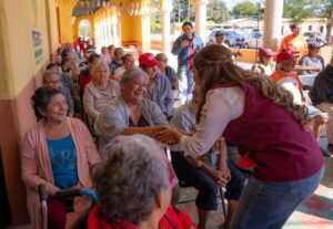 Entregan cobertores a población vulnerable en Mérida