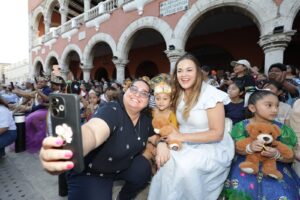 Niñas y niños contagian alegría en desfile carnavalero