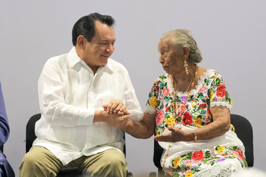 Díaz Mena impulsa redes comunitarias de salud