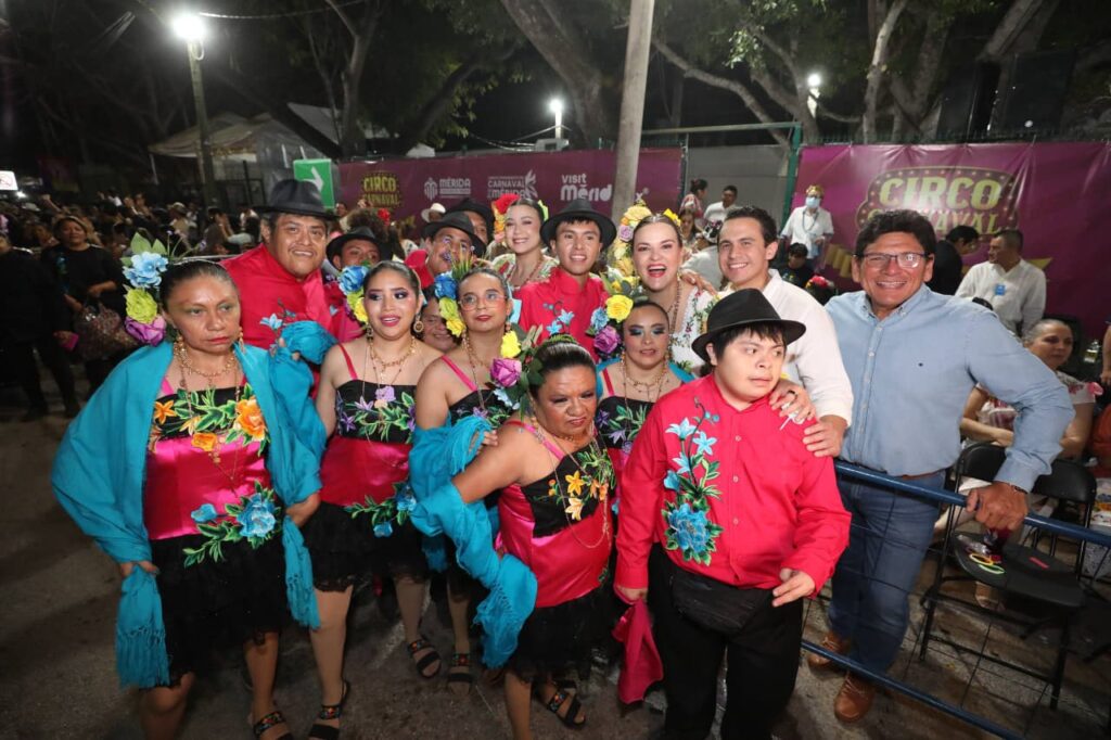 Carnaval de Mérida honra sus raíces en desfile regional