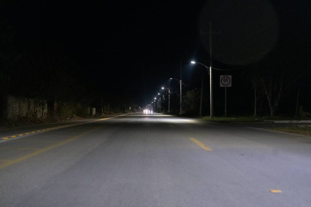 Instalan 55 luminarias en vía Cholul-Sitpach