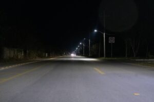 Instalan 55 luminarias en vía Cholul-Sitpach