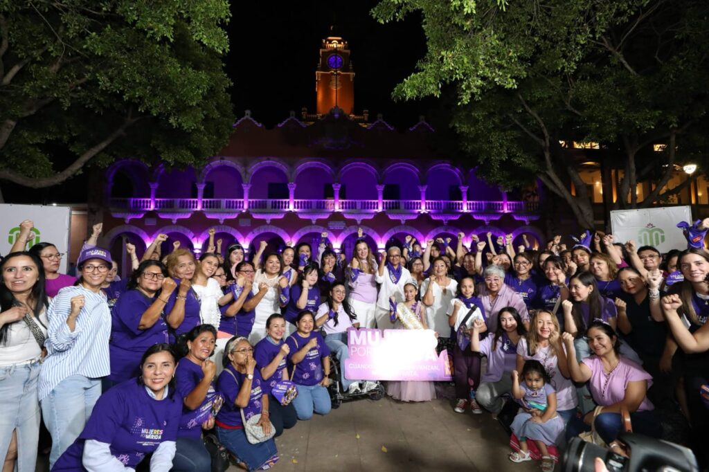 Mérida ilumina Palacio Municipal por Día Internacional de la Mujer
