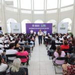 Cecilia Patrón fortalece apoyo social con entrega de lentes