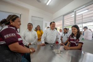 Díaz Mena fortalece oportunidades educativas para jóvenes