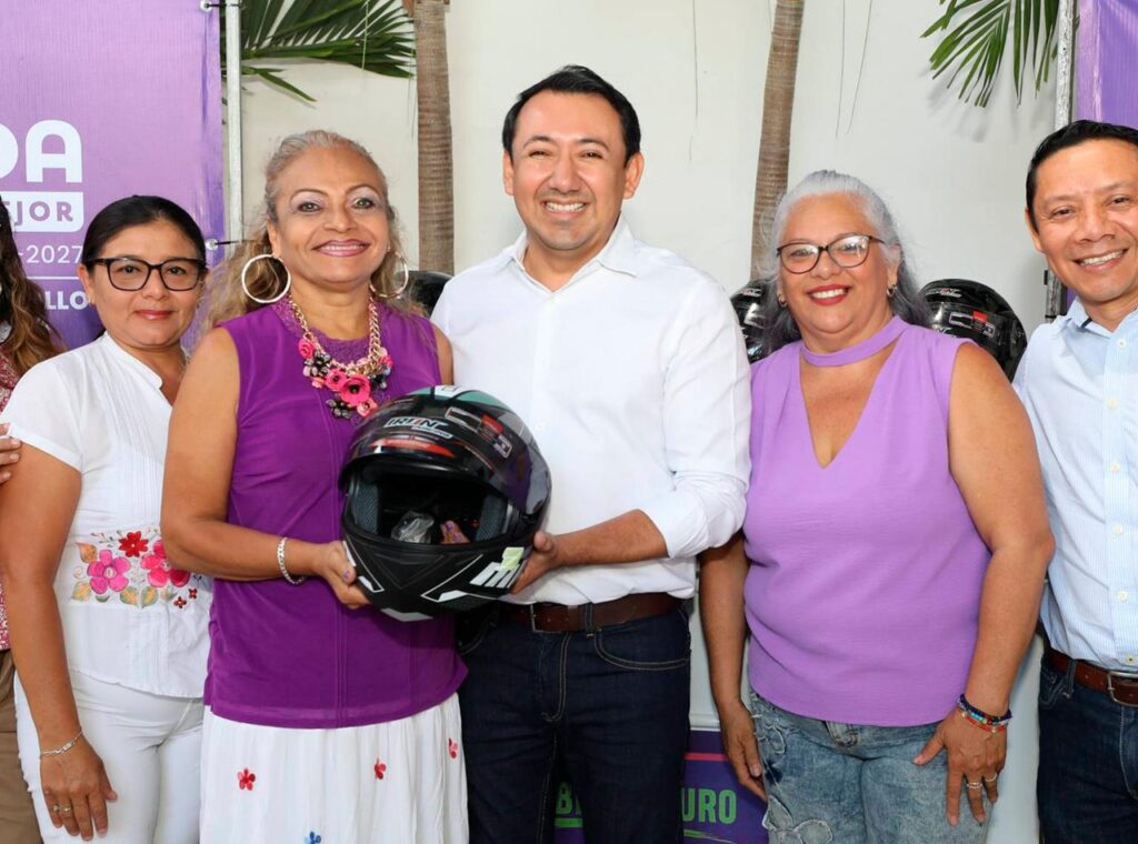 Mérida entrega cascos a trabajadoras en motocicleta