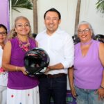 Mérida entrega cascos a trabajadoras en motocicleta