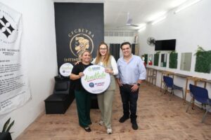 Mérida entrega créditos para fortalecer negocios locales