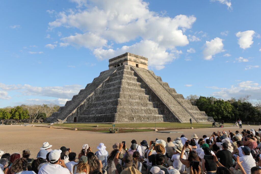 Turistas llenan Chichén Itzá por fenómeno de Kukulcán