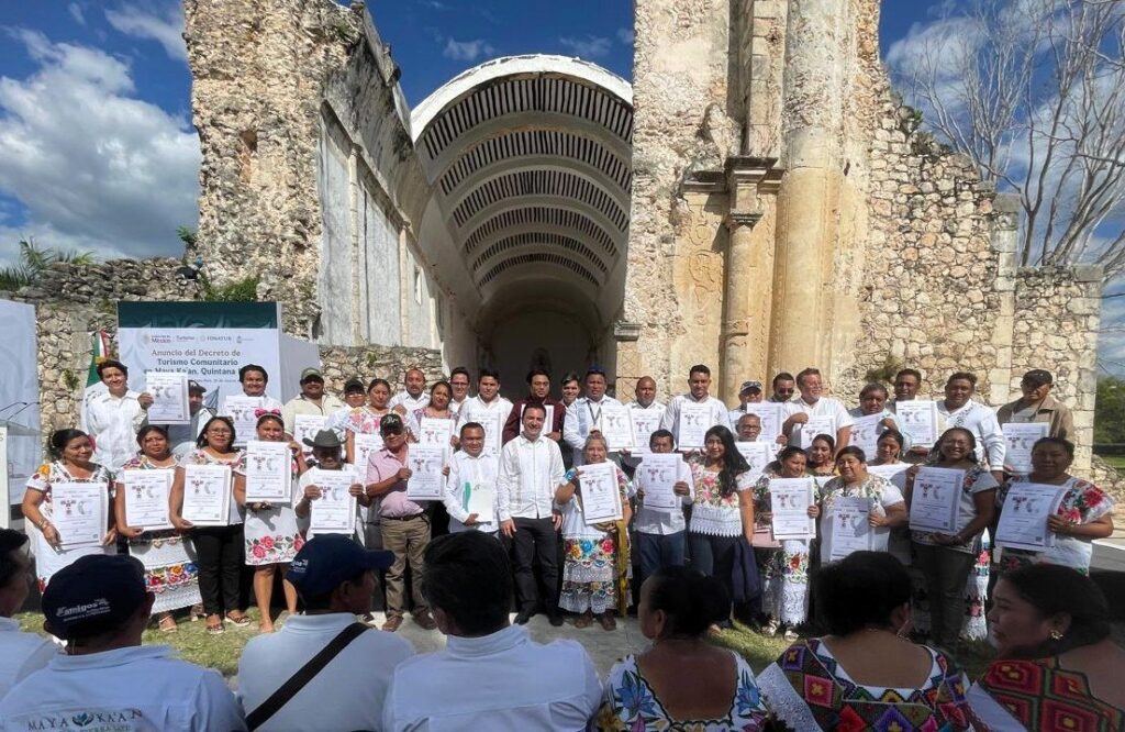 Entregan 61 distintivos turísticos a comunidades yucatecas