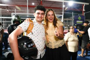 Alcaldesa entrega cascos certificados a trabajadores