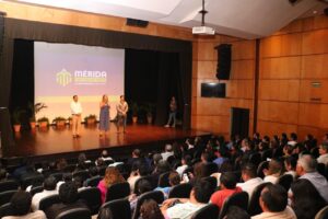 Mérida capacita funcionarios para consulta pública