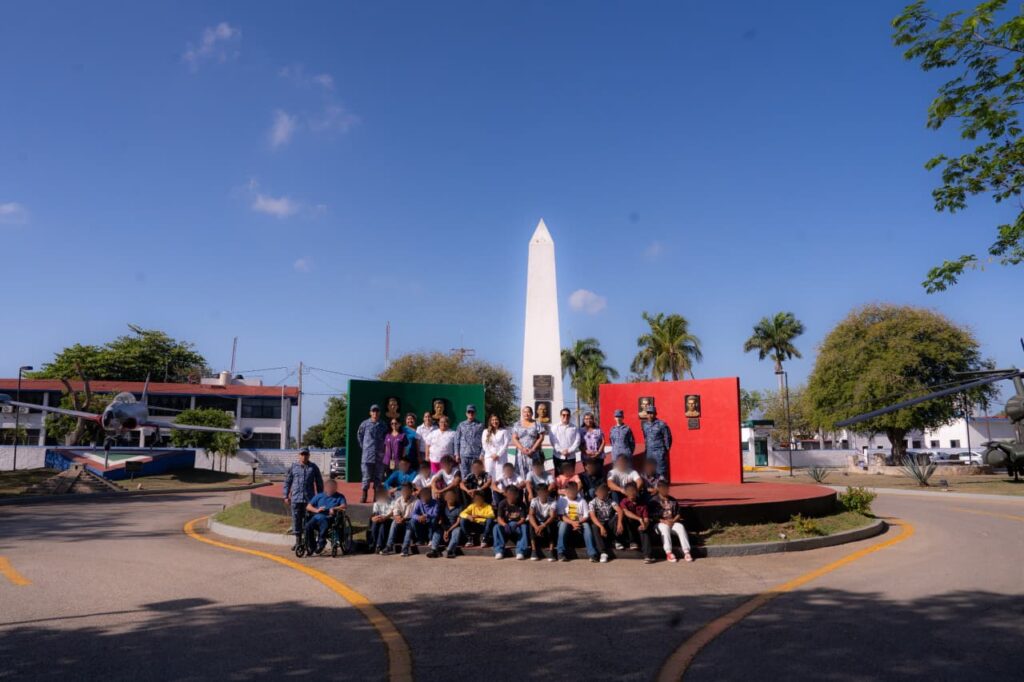 Jóvenes de Casa Otoch conocen base aérea militar