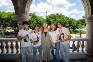 Cecilia Patrón felicita a medallistas de química