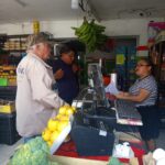 Inspeccionan local por basura y obstrucción vial