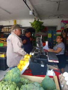 Inspeccionan local por basura y obstrucción vial