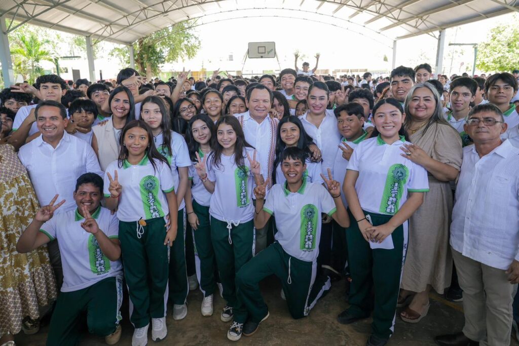 Díaz Mena fortalece escuelas públicas