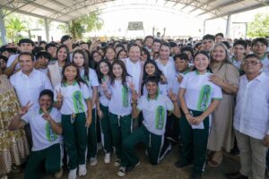 Díaz Mena fortalece escuelas públicas