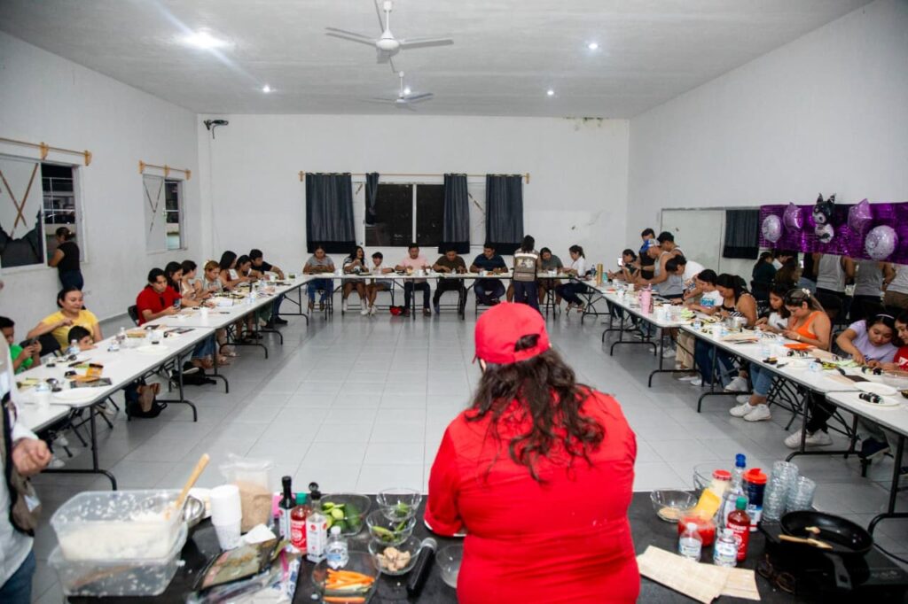 Chef Karen López capacita a juventudes en sushi