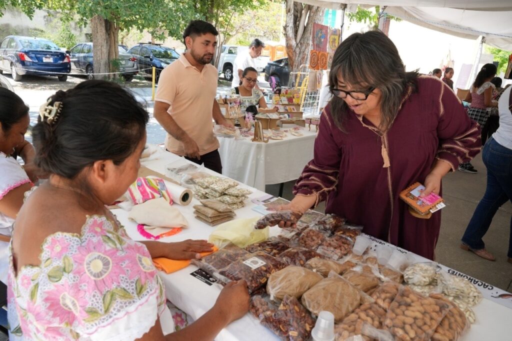 Mujeres yucatecas brillan en feria impulsada por Semujeres