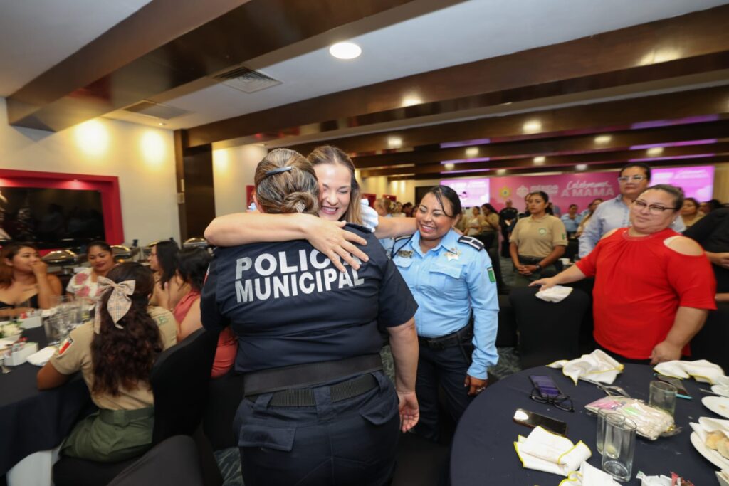 Cecilia Patrón agradece compromiso de madres meridanas