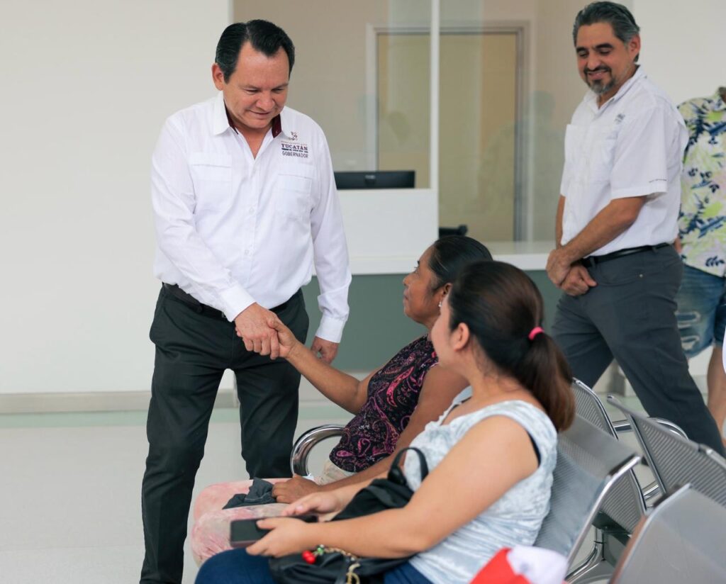 Díaz Mena revisa atención en nuevo hospital