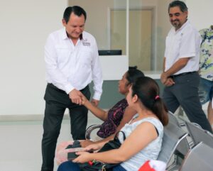 Díaz Mena revisa atención en nuevo hospital