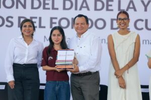 Joaquín Díaz acerca cultura a estudiantes yucatecos