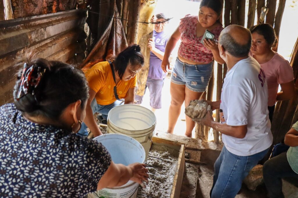 Familias yucatecas aprenden a construir fogones