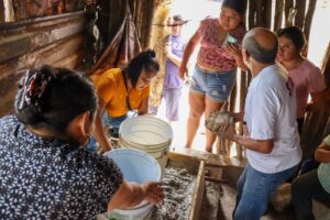 Familias yucatecas aprenden a construir fogones