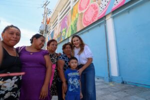 Comerciantes dan vida a mural comunitario