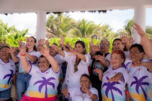 Personas mayores disfrutan pasadía con DIF Yucatán