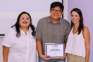Cecilia Patrón promueve liderazgo juvenil con Hablemos Claro