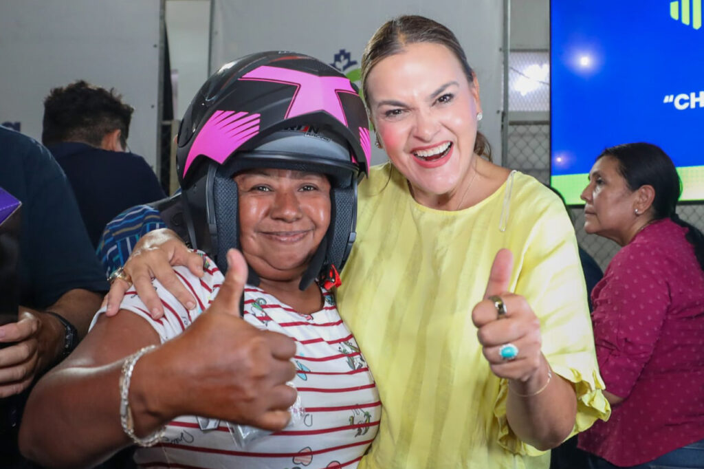 Cecilia Patrón suma protección para trabajadores en motocicleta