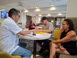 Joaquín Díaz Mena acerca servicios a migrantes yucatecos