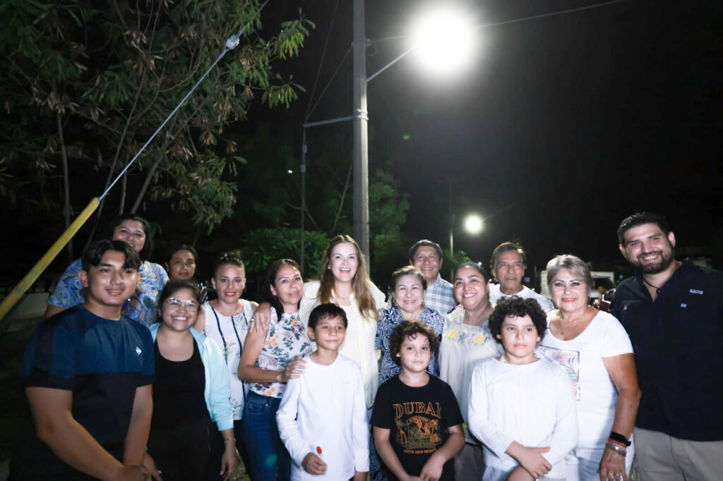 Cecilia Patrón ilumina colonias y comisarías de Mérida