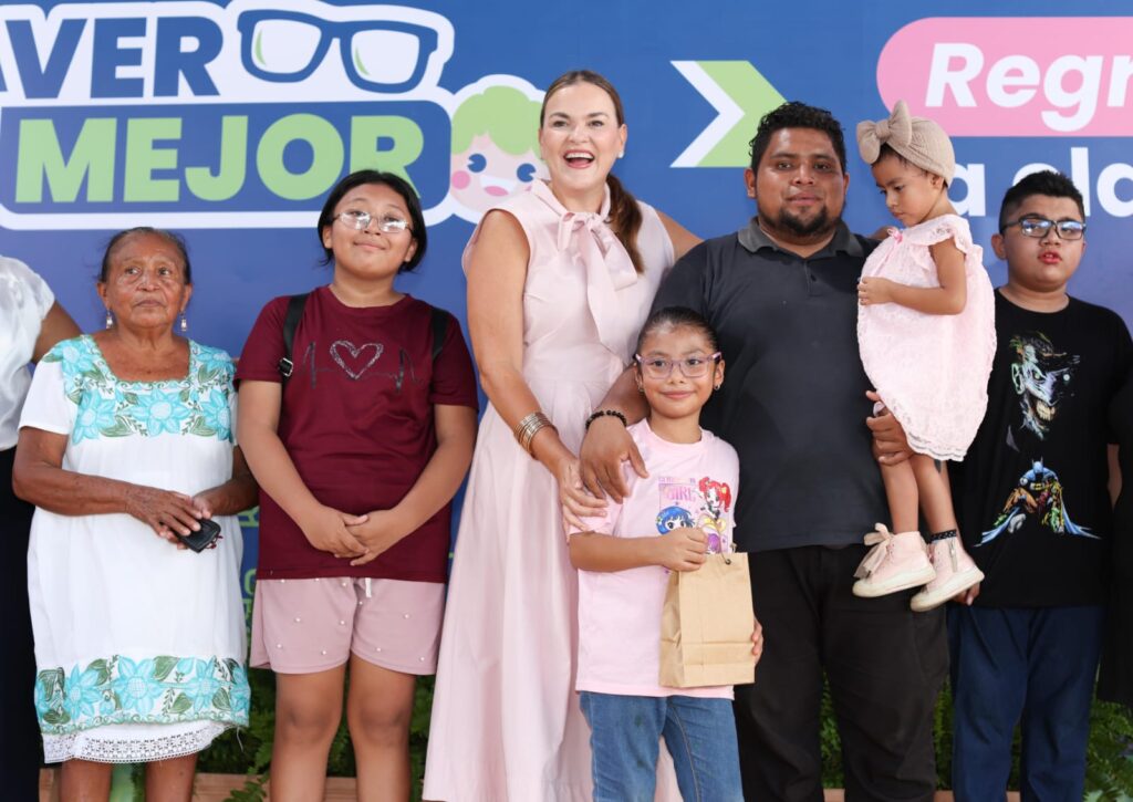 Cecilia Patrón lleva lentes gratuitos a 527 estudiantes
