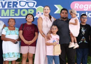 Cecilia Patrón lleva lentes gratuitos a 527 estudiantes