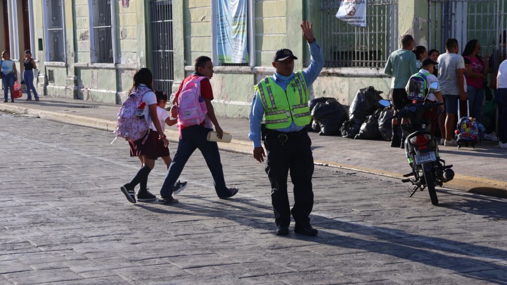 Regreso a clases moviliza operativo vial en Mérida