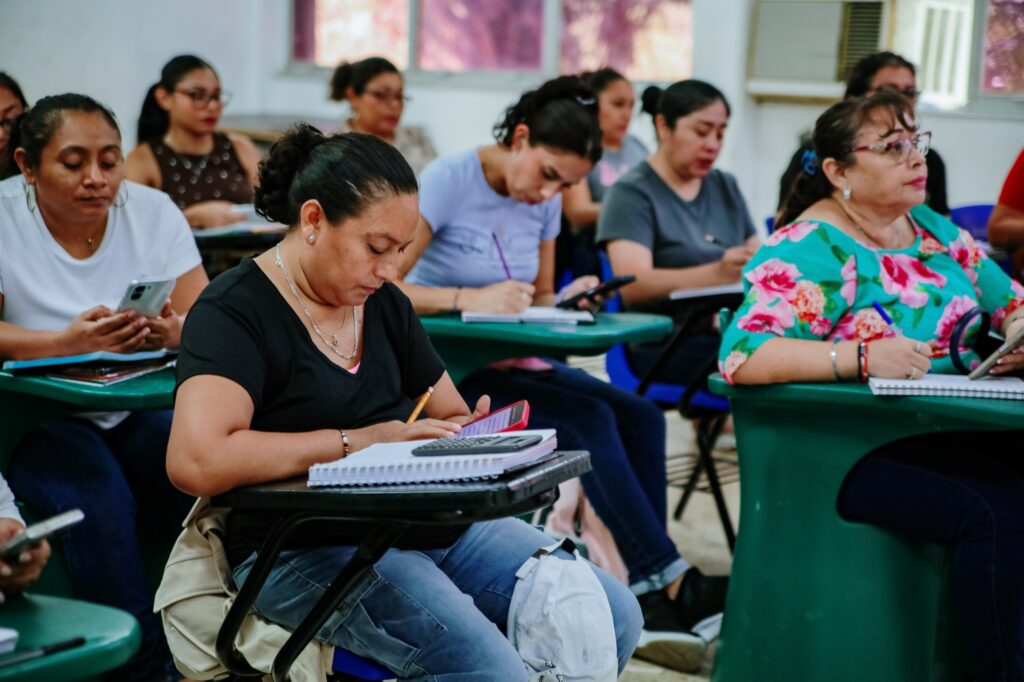 Semujeres acompaña a mujeres para concluir el bachillerato